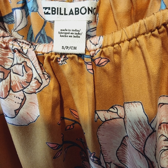 Adorable Floral BillaBong Top - Picture 5 of 7